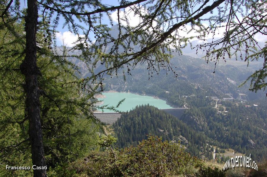02 Il lago visto dal sentiero.jpg